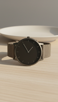 Relógio minimalista com mostrador preto
